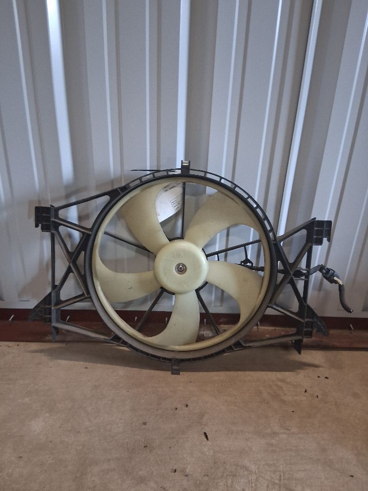 Radiator Fan Assembly from a 2018 Ram 1500, photo 2