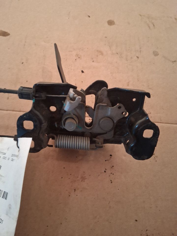 Lock / Latch from a 2018 Ram 1500, photo 2