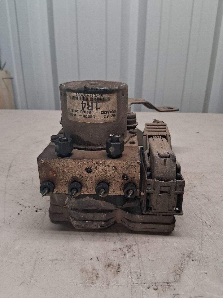 ABS Pump Module from a 2012 Hyundai Accent, photo 5