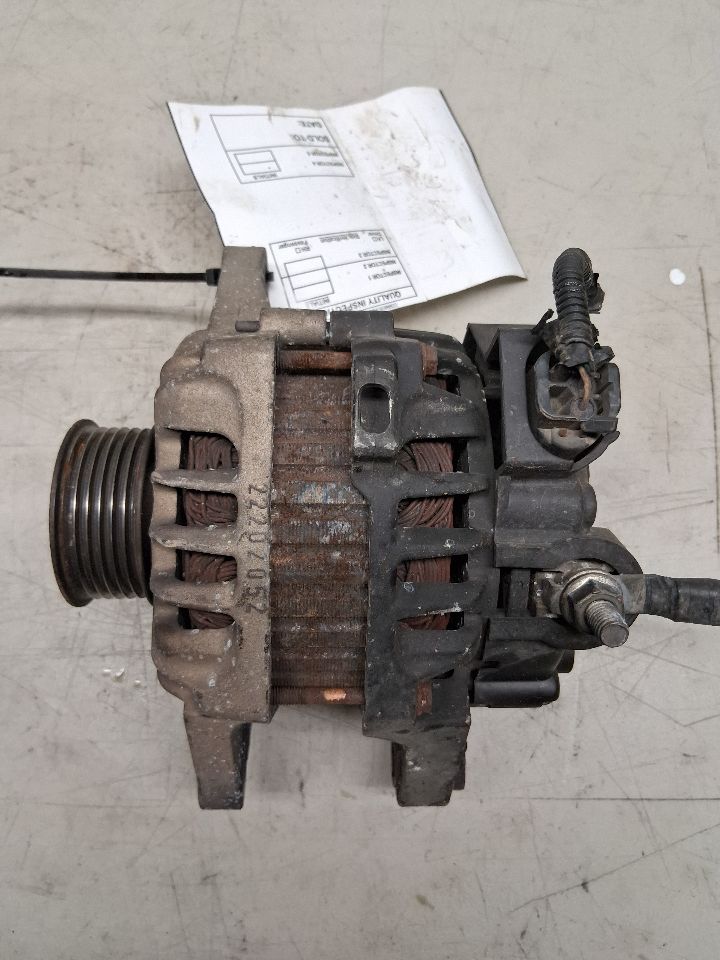 Alternator from a 2012 Hyundai Accent, photo 2