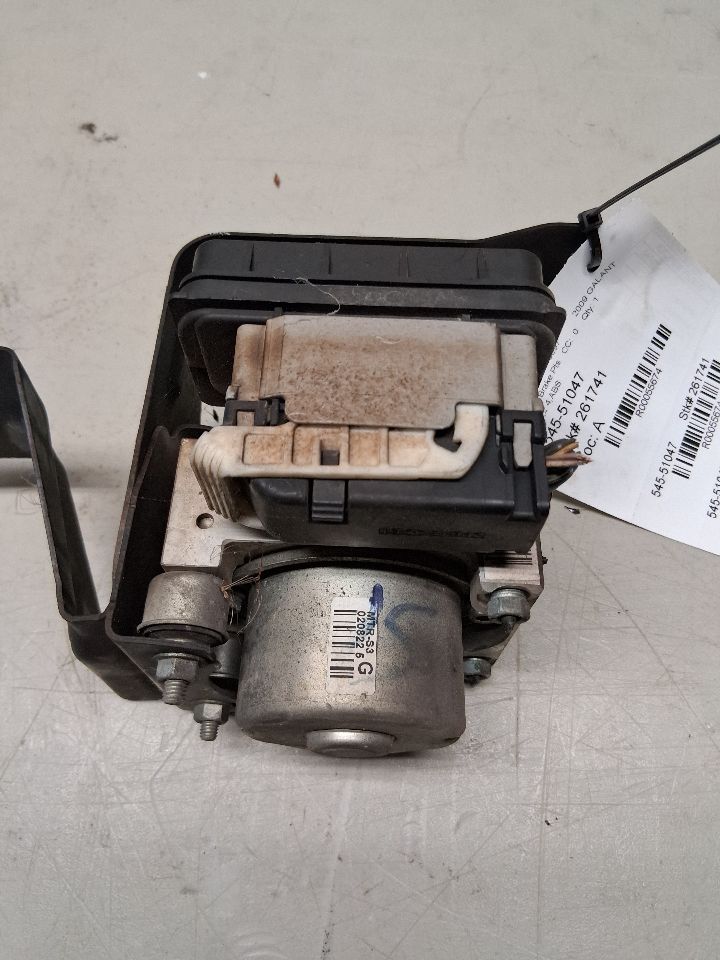 ABS Pump Module from a 2009 Mitsubishi Galant, photo 2