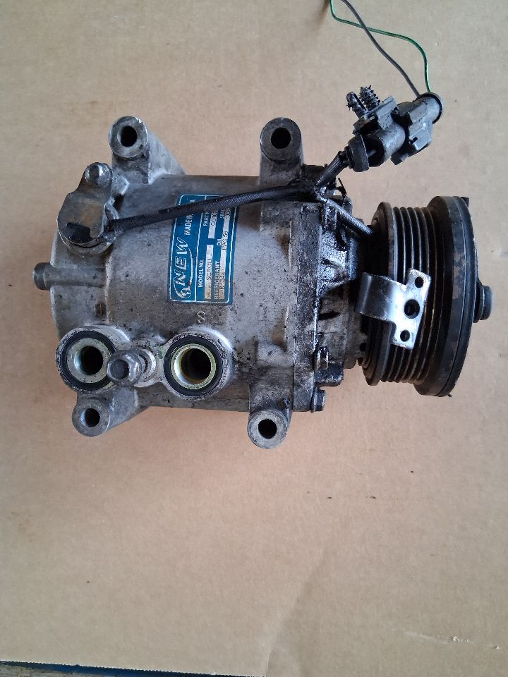 AC Compressor from a 2003 Ford Thunderbird, photo 1