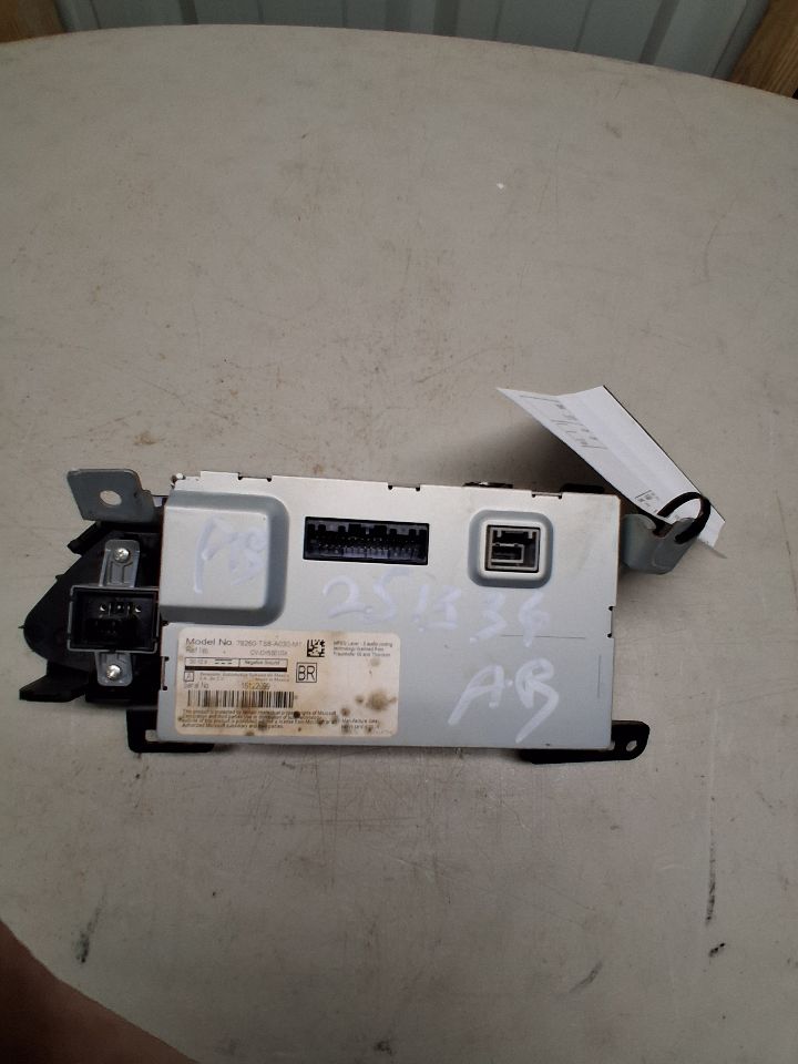 Radio Display Screen from a 2015 Honda Civic, photo 2