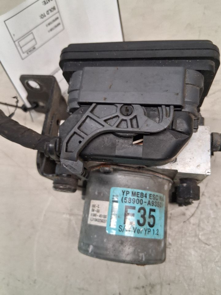 ABS Pump Module from a 2016 Kia Sedona, photo 2