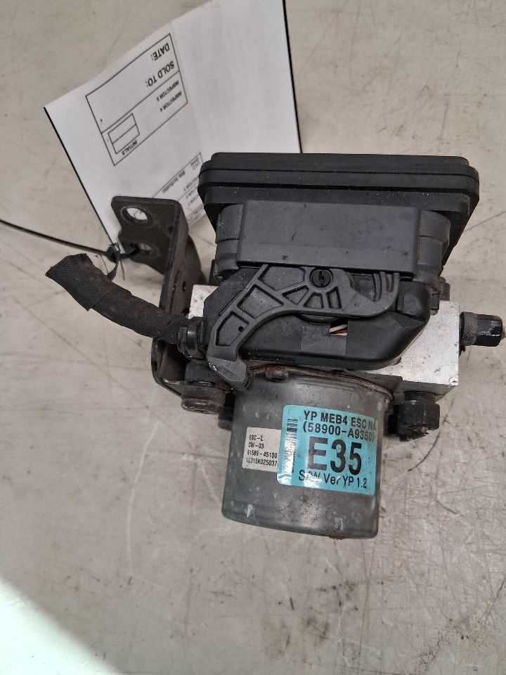 ABS Pump Module from a 2016 Kia Sedona, photo 3