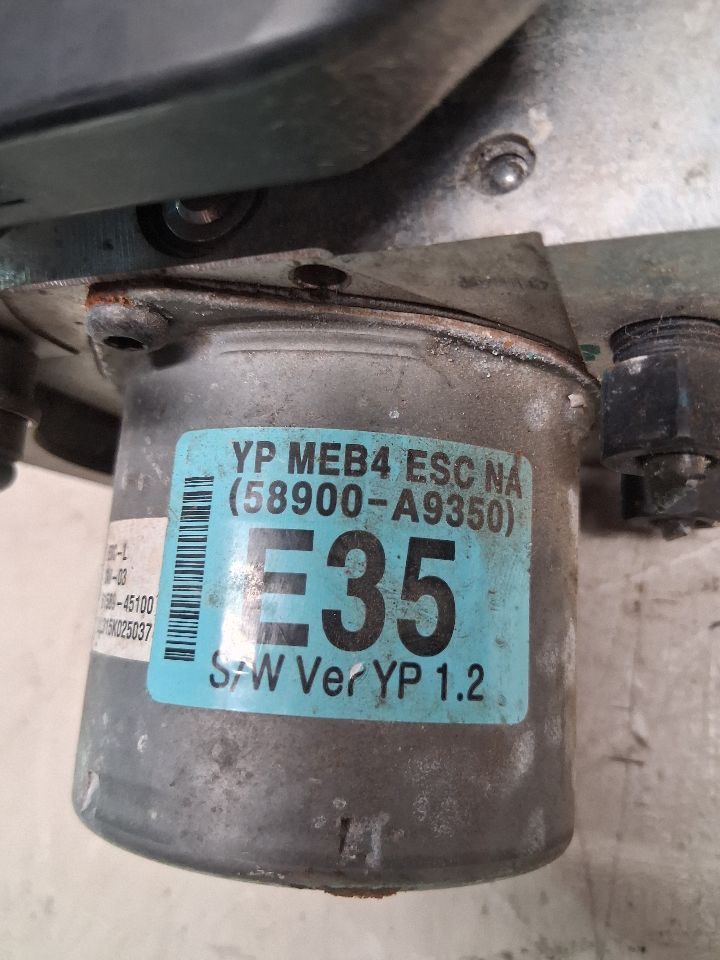 ABS Pump Module from a 2016 Kia Sedona, photo 4