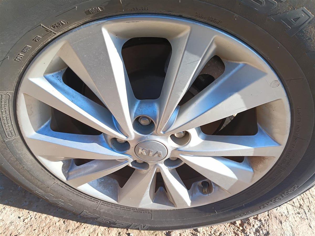 Wheel from a 2016 Kia Sedona, photo 1
