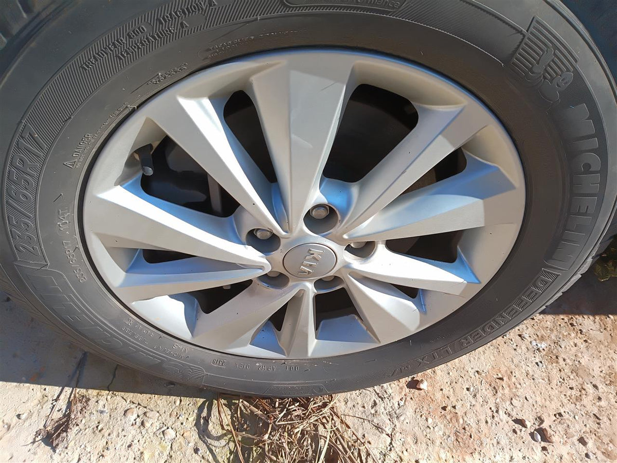 Wheel from a 2016 Kia Sedona, photo 1