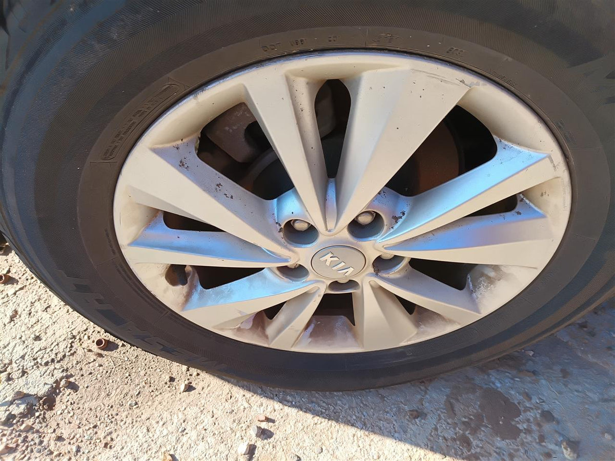 Wheel from a 2016 Kia Sedona, photo 1