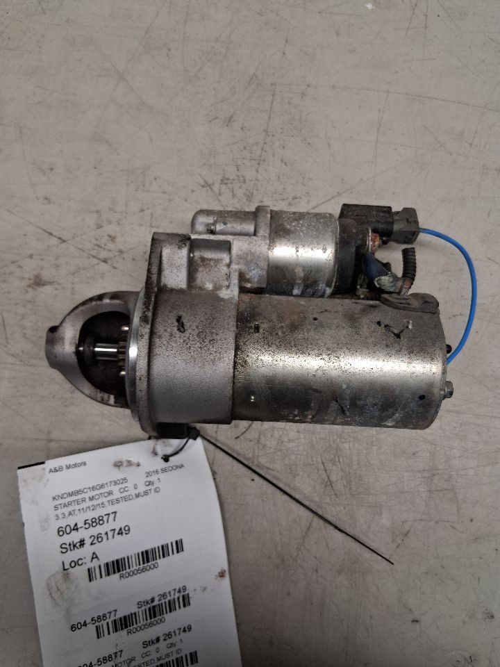 Starter Motor from a 2016 Kia Sedona, photo 1