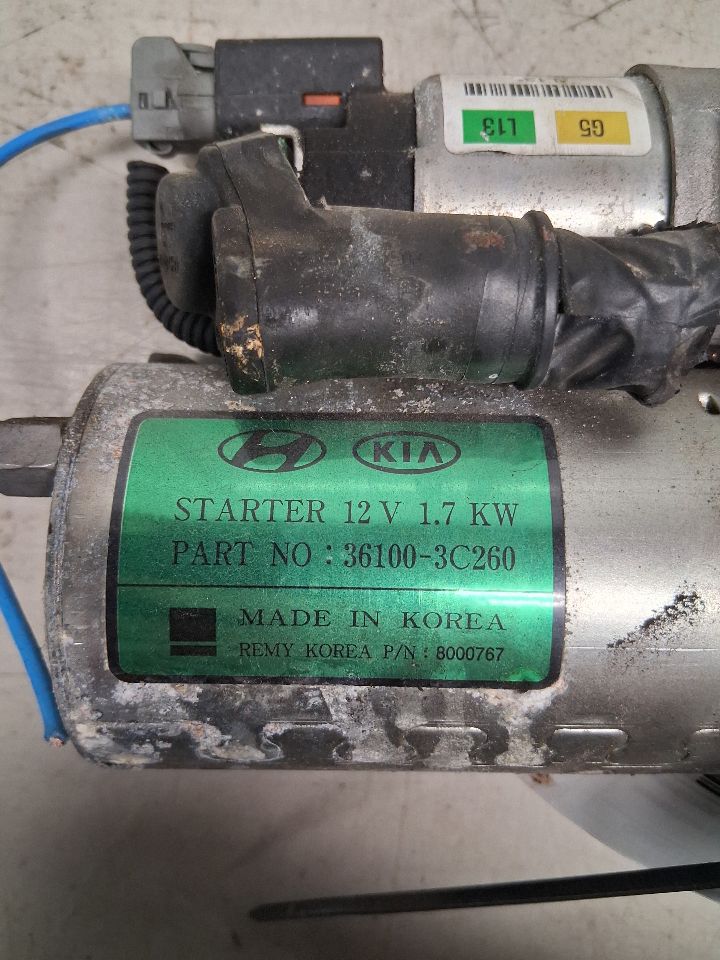 Starter Motor from a 2016 Kia Sedona, photo 2