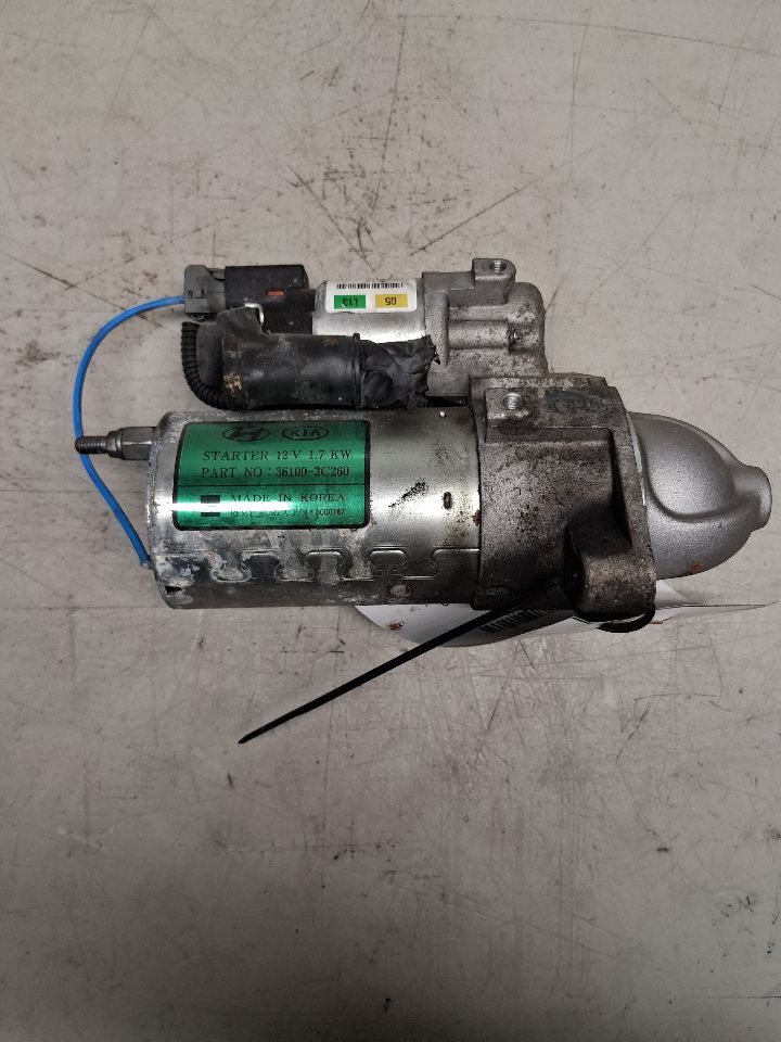 Starter Motor from a 2016 Kia Sedona, photo 3
