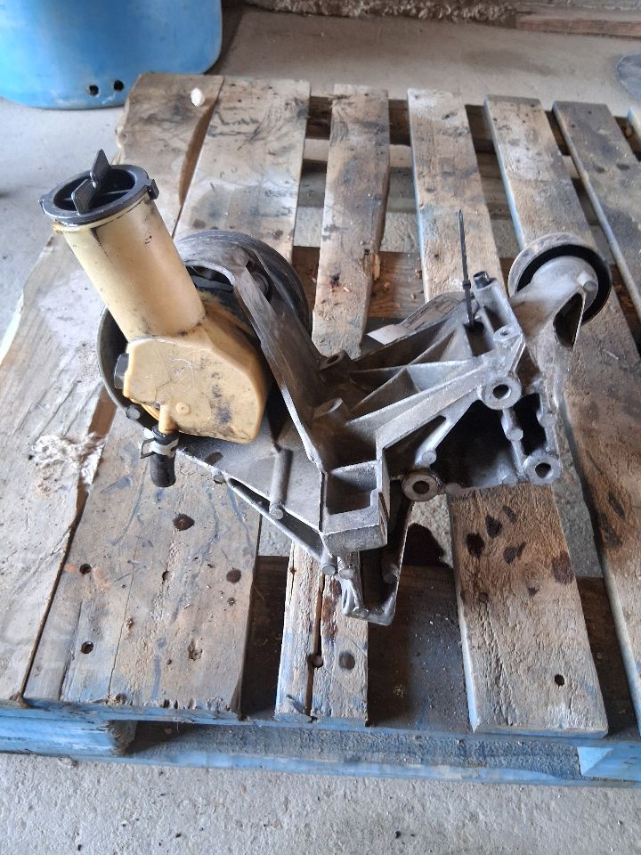 Power Steering Pump from a 2000 Ford Ranger, photo 1