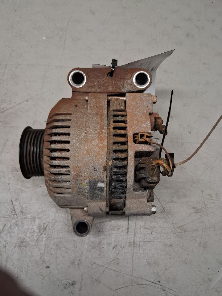 Alternator from a 2000 Ford Ranger, photo 1