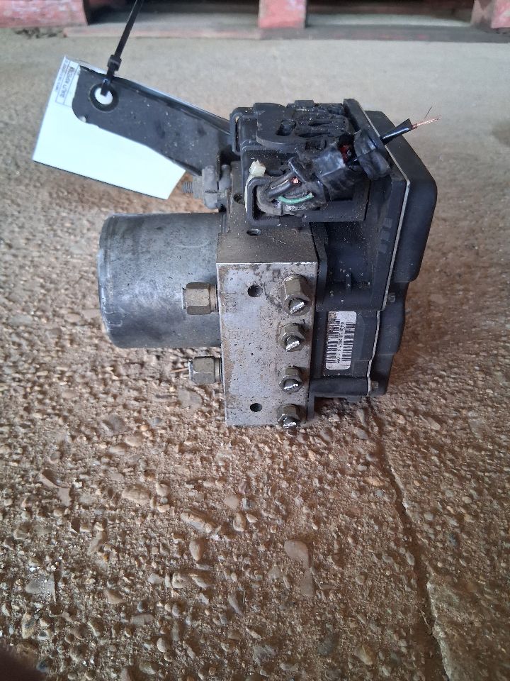 ABS Pump Module from a 2011 Nissan Altima, photo 2