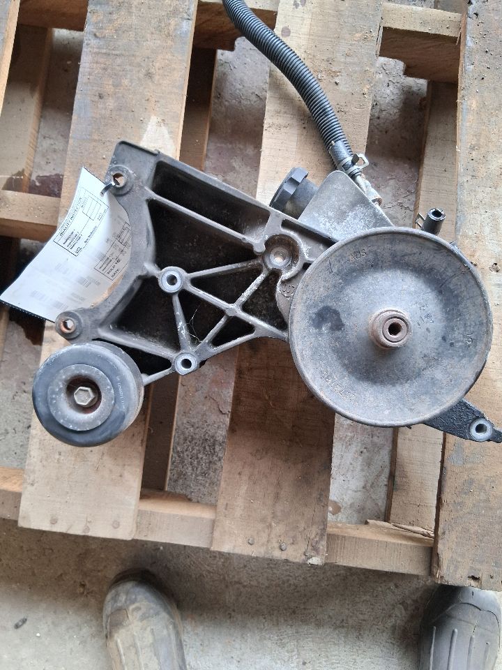Power Steering Pump from a 2004 Chevrolet Tahoe, photo 1