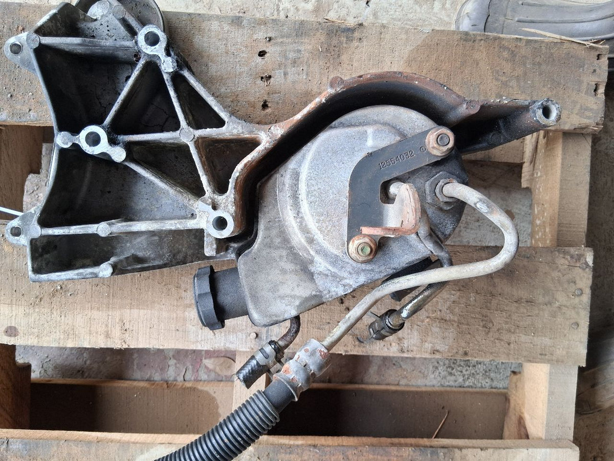 Power Steering Pump from a 2004 Chevrolet Tahoe, photo 2