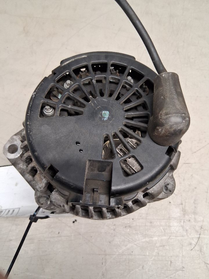 Alternator from a 2004 Chevrolet Tahoe, photo 2