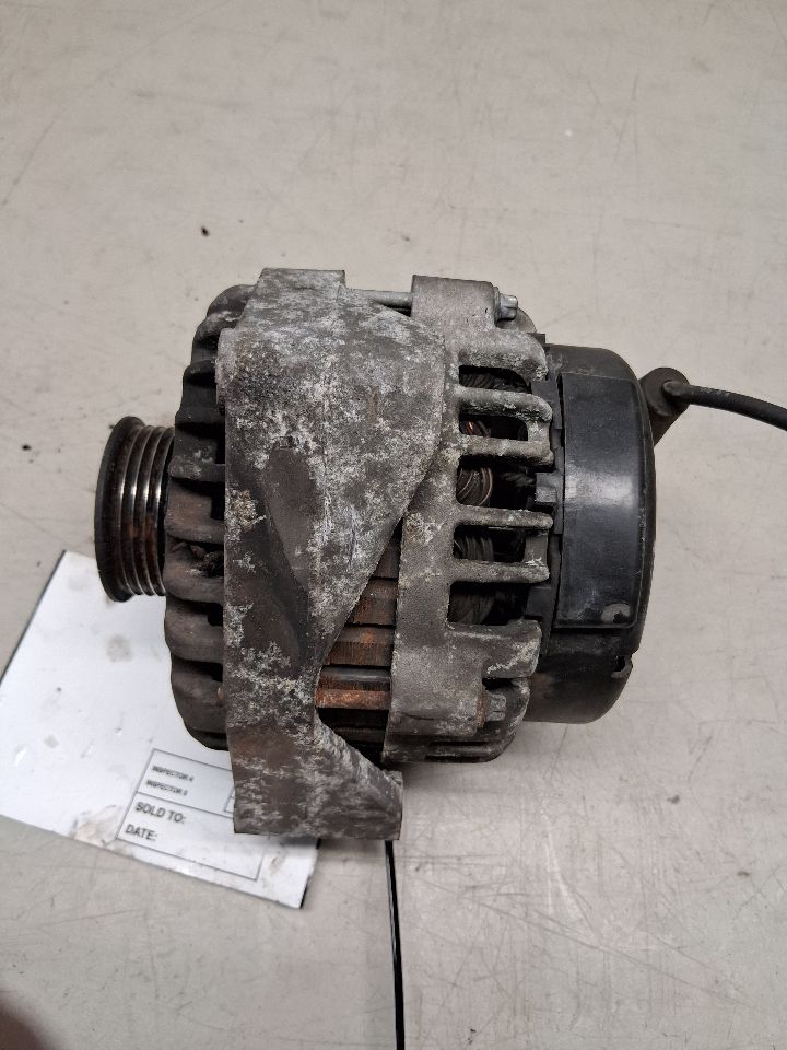 Alternator from a 2004 Chevrolet Tahoe, photo 3