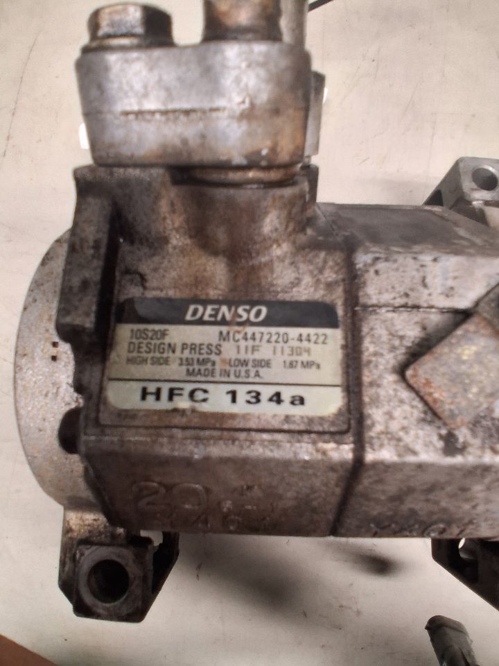 AC Compressor from a 2004 Chevrolet Tahoe, photo 2