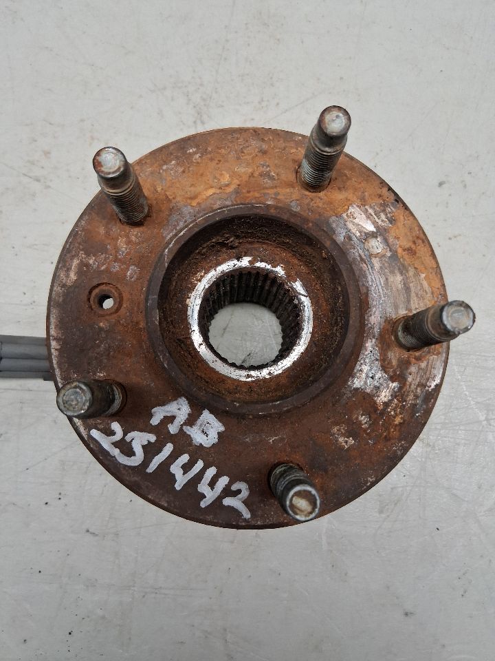 Wheel Hub from a 2006 Chevrolet Impala, front, photo 1