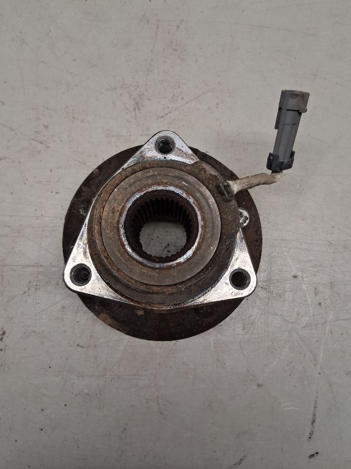 Wheel Hub from a 2006 Chevrolet Impala, front, photo 2