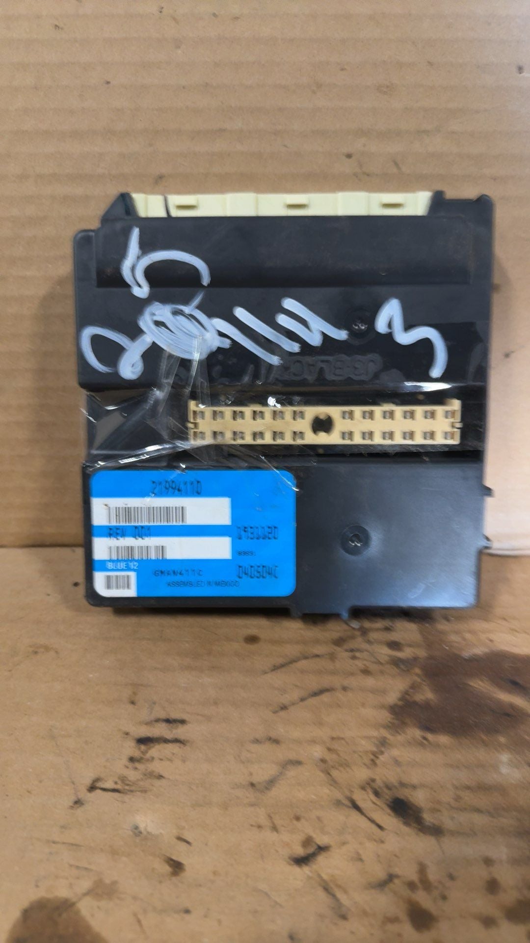 Body Control Module (BCM) from a 2004 Buick Rendezvous, photo 1