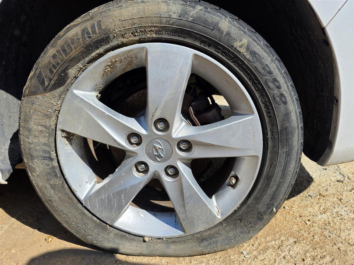 Wheel from a 2013 Hyundai Elantra, photo 1