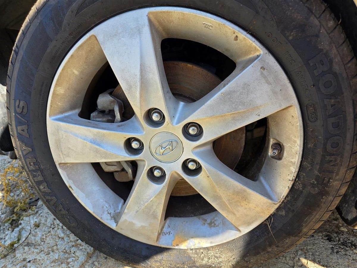Wheel from a 2013 Hyundai Elantra, photo 1