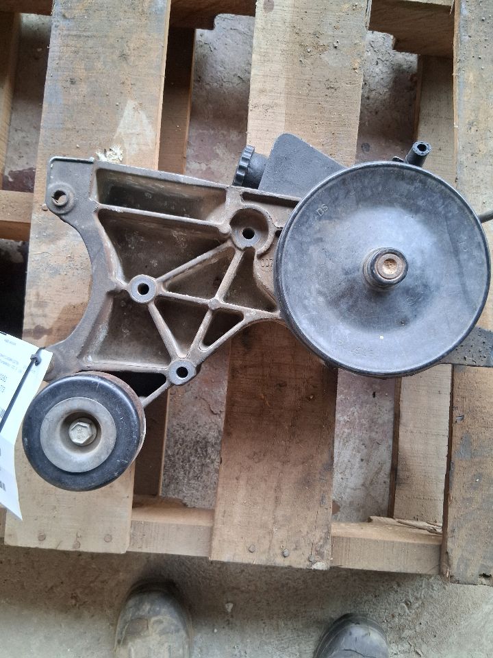 Power Steering Pump from a 2008 Chevrolet Tahoe, photo 1