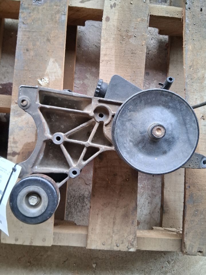 Power Steering Pump from a 2008 Chevrolet Tahoe, photo 2