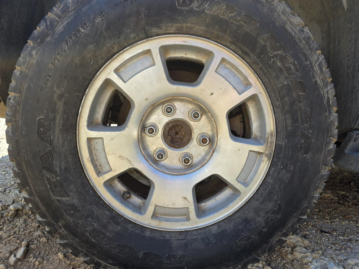 Wheel from a 2008 Chevrolet Tahoe, photo 1