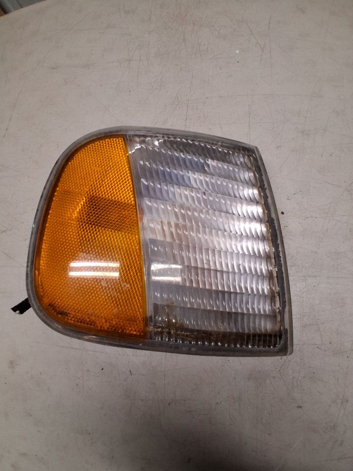 Turn Signal Light from a 2002 Ford F-150, right side, photo 2