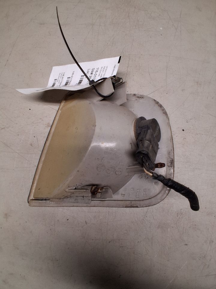 Turn Signal Light from a 2002 Ford F-150, right side, photo 3