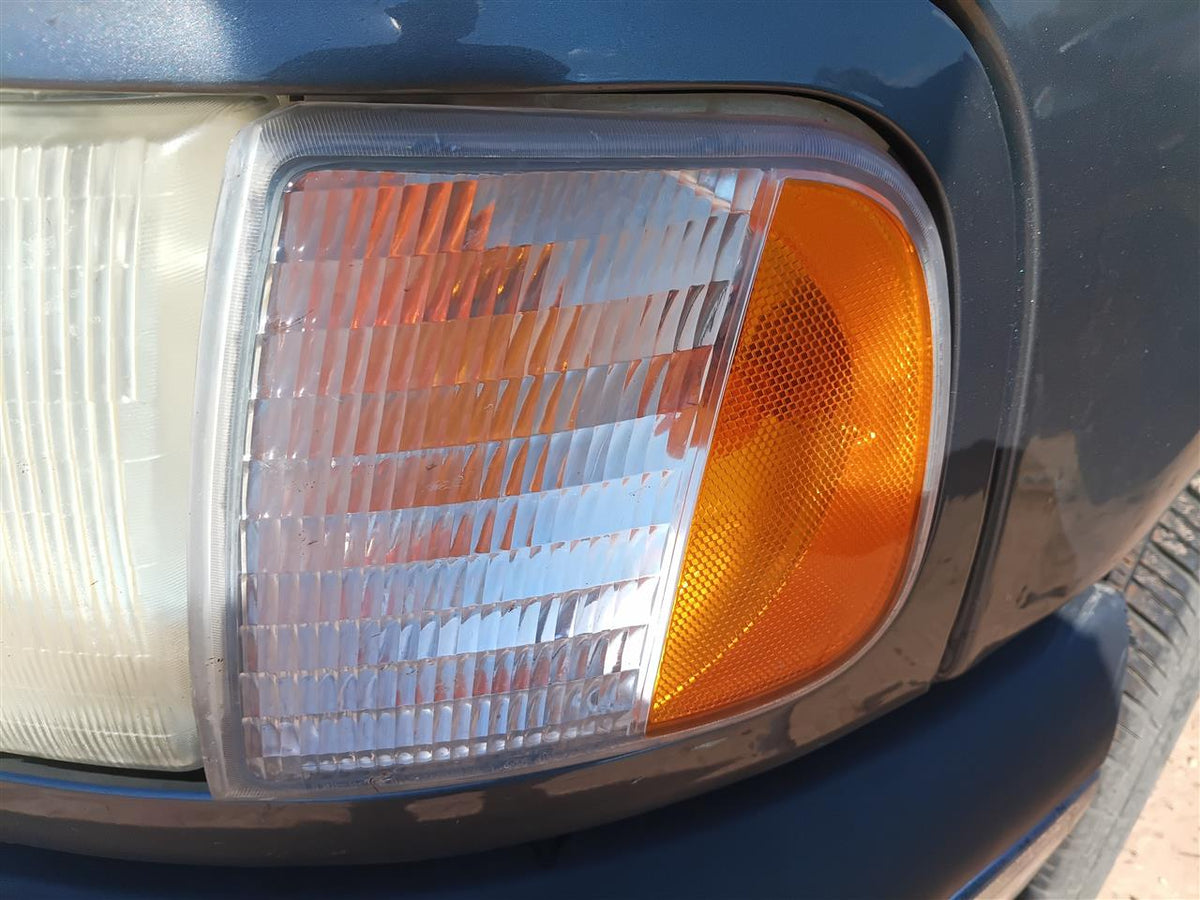 Turn Signal Light from a 2002 Ford F-150, left side, photo 1