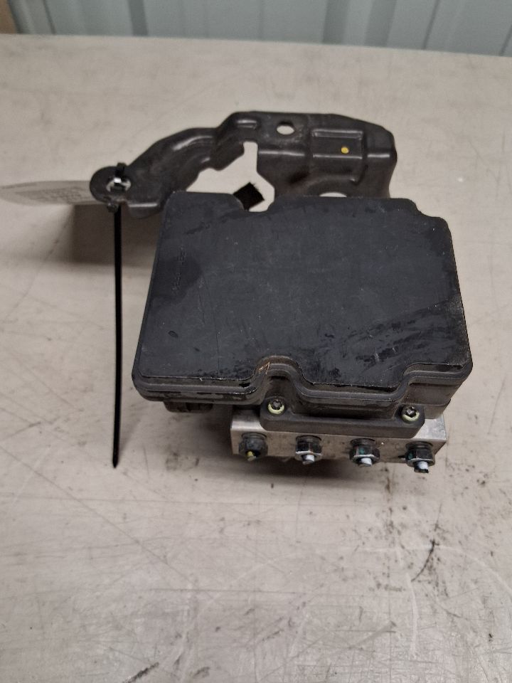 ABS Pump Module from a 2017 Hyundai Sonata, photo 2