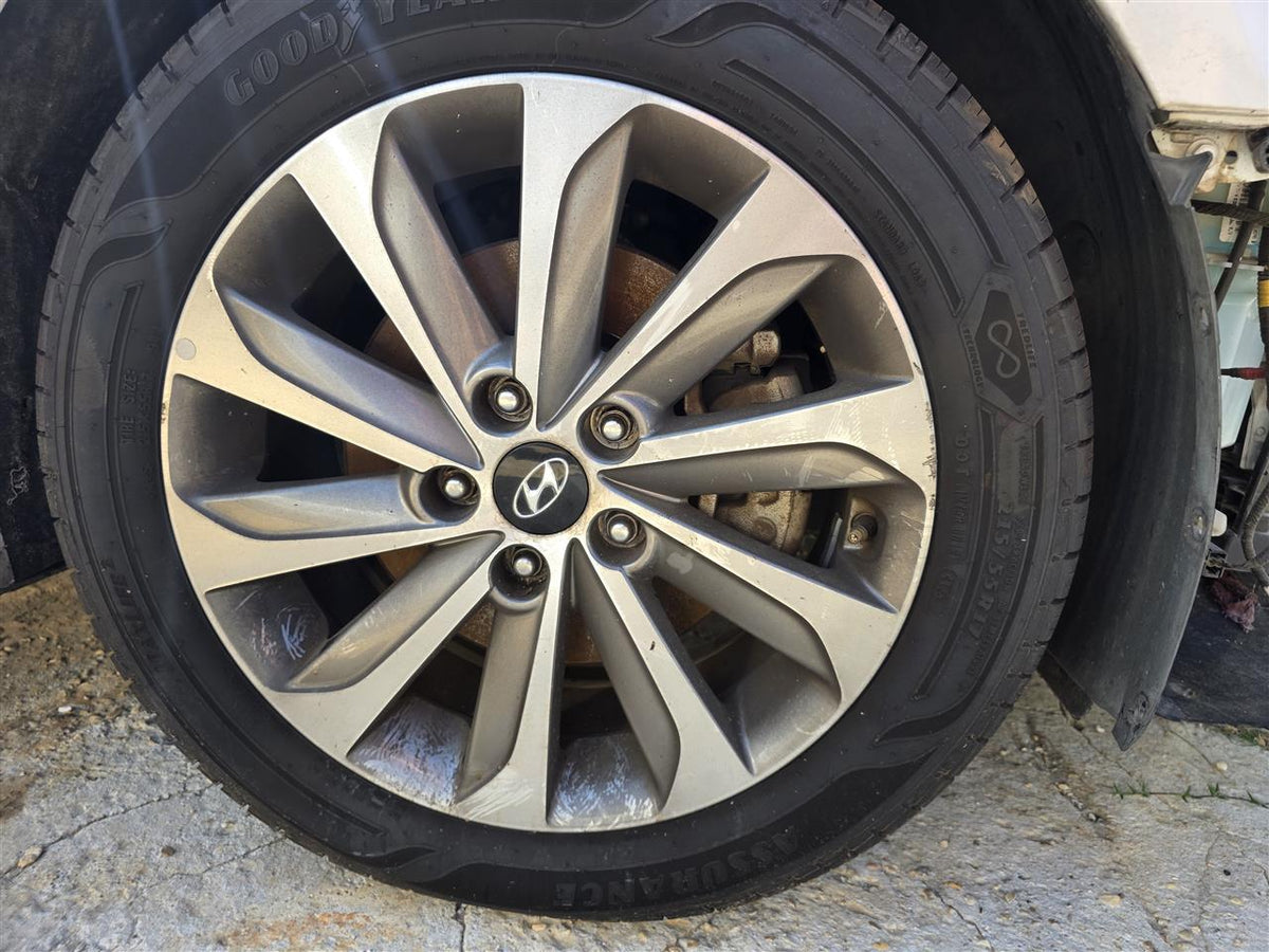 Wheel from a 2017 Hyundai Sonata, photo 1