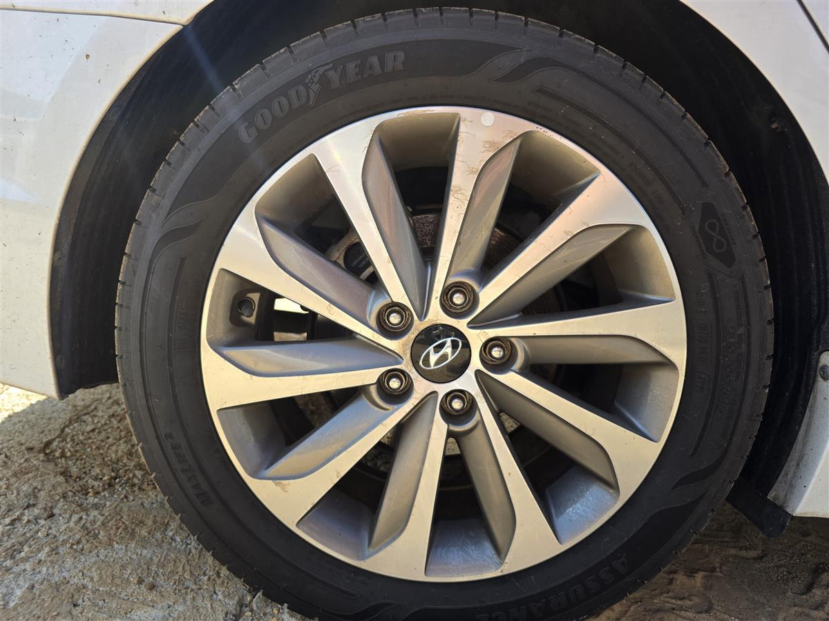 Wheel from a 2017 Hyundai Sonata, photo 1