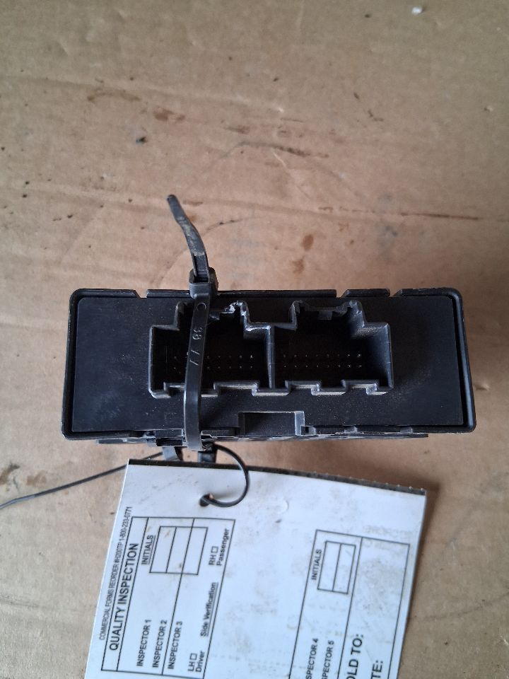 Driver Assist Module from a 2017 Chevrolet Silverado 1500, photo 4
