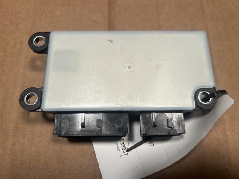 Air Bag Control Module from a 2017 Chevrolet Silverado 1500, photo 2