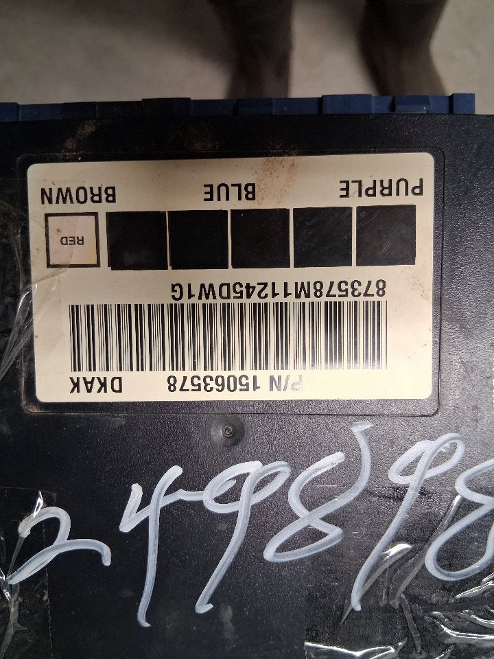 Body Control Module (BCM) from a 2002 Chevrolet Silverado 1500, photo 2