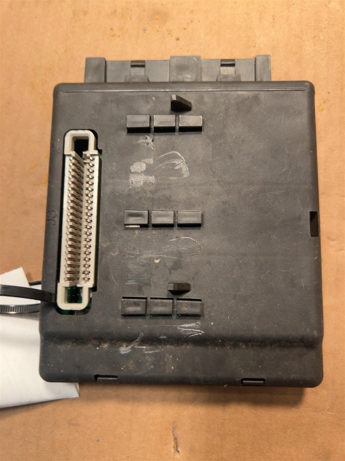 Body Control Module (BCM) from a 2004 Chevrolet Trailblazer, photo 1