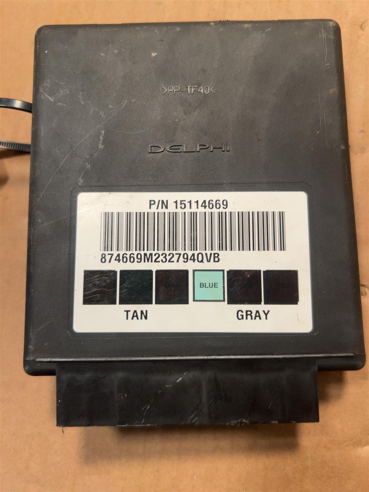 Body Control Module (BCM) from a 2004 Chevrolet Trailblazer, photo 2