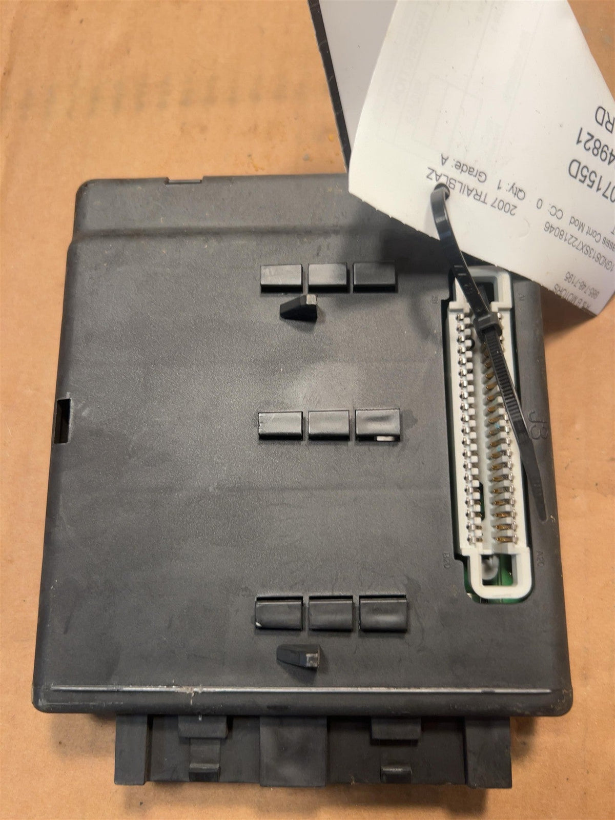 Body Control Module (BCM) from a 2007 Chevrolet, photo 2