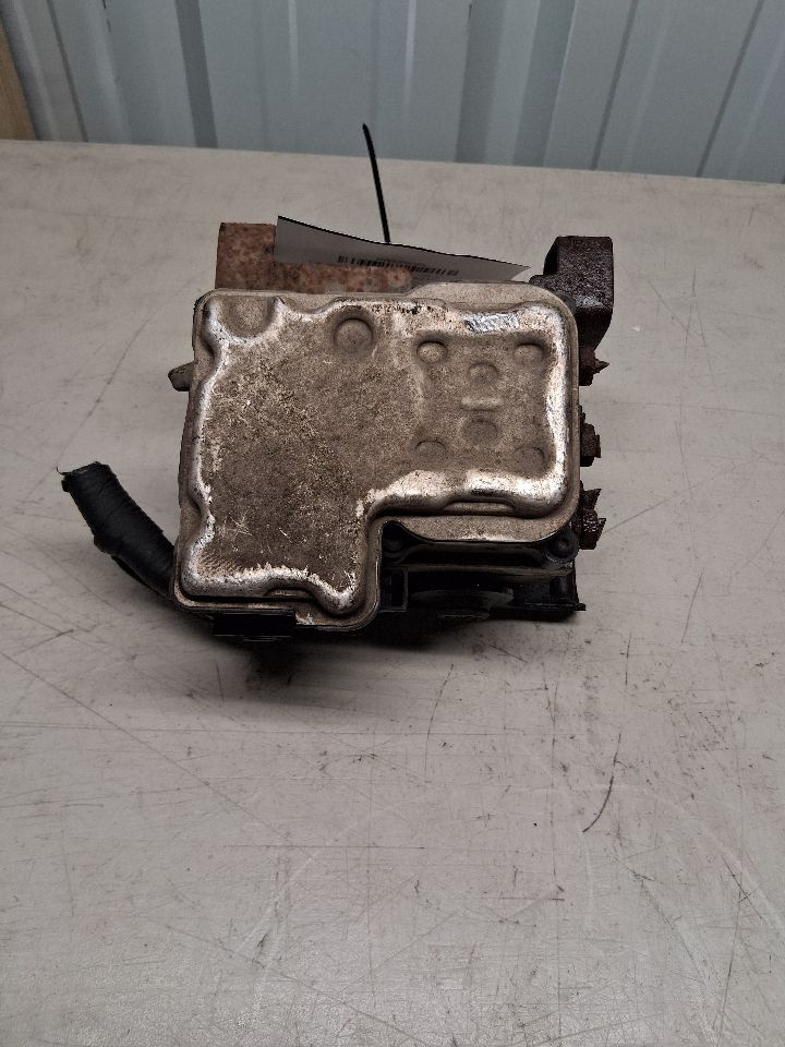 ABS Pump Module from a 2004 Chevrolet Tahoe, photo 1