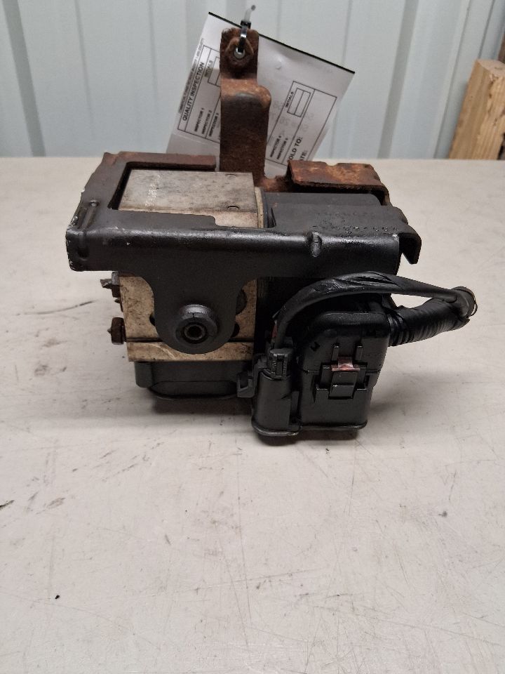 ABS Pump Module from a 2004 Chevrolet Tahoe, photo 2