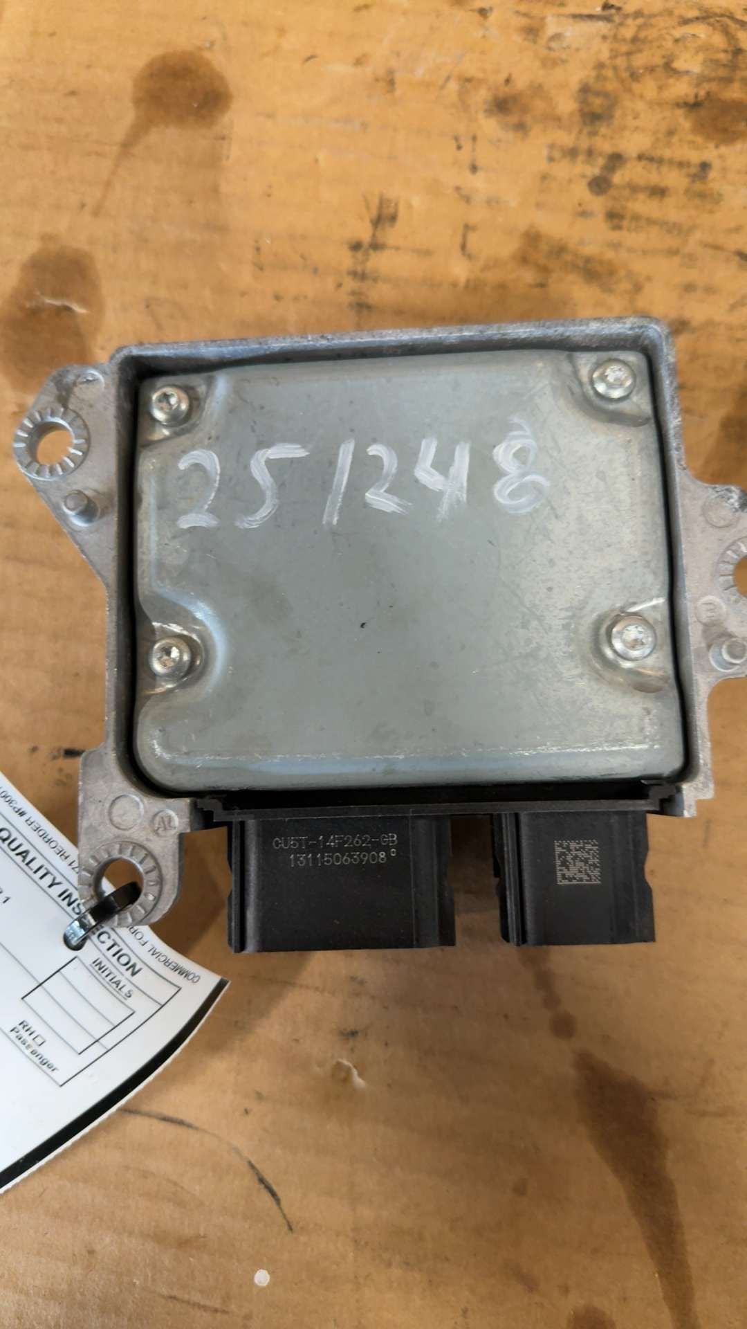 Air Bag Control Module from a 2014 Ford Explorer, photo 2