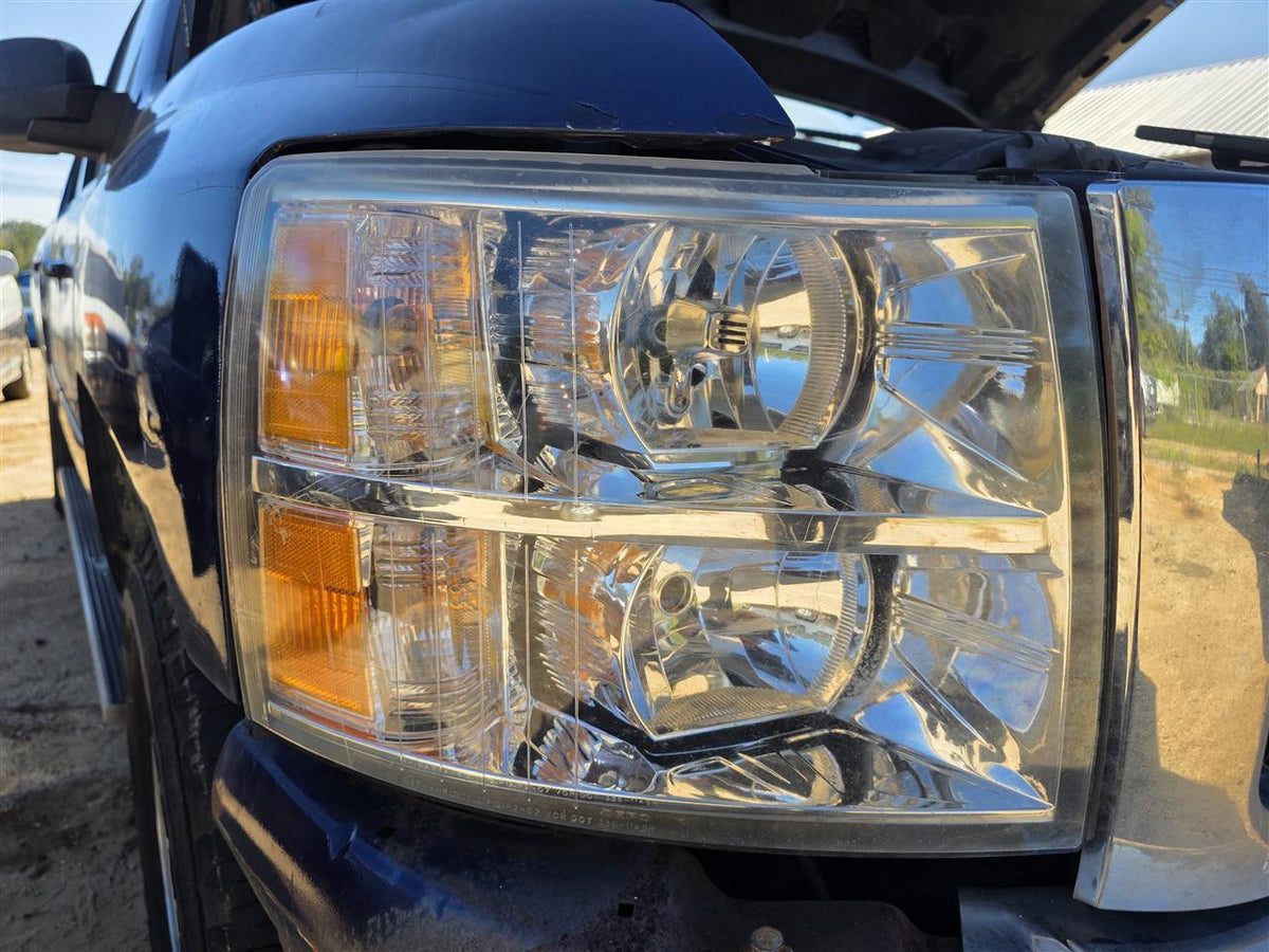 Headlight Assembly from a 2007 Chevrolet Silverado 1500, right side, photo 1