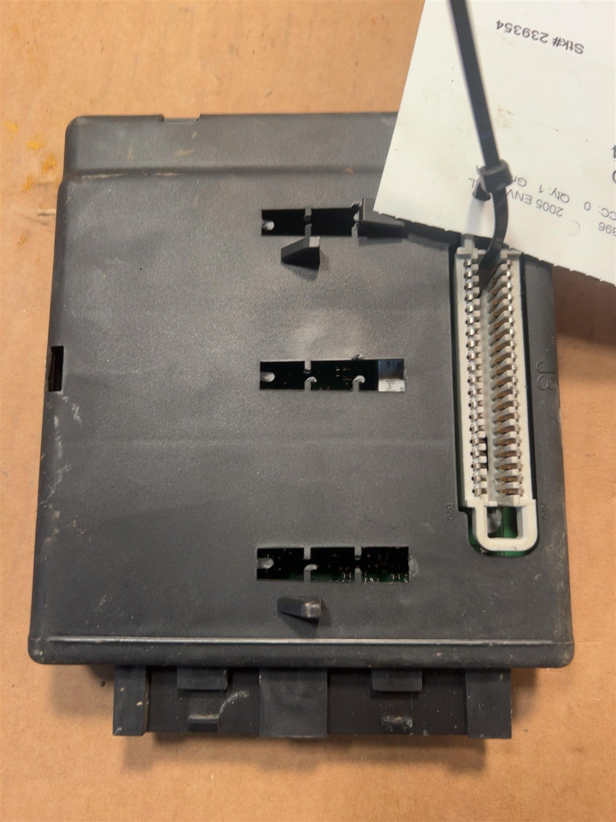 Body Control Module (BCM) from a 2005 GMC Envoy XL, photo 2