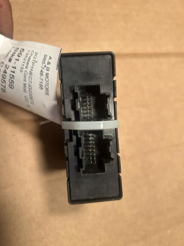 Air Bag Control Module from a 2018 GMC Sierra 1500, photo 2
